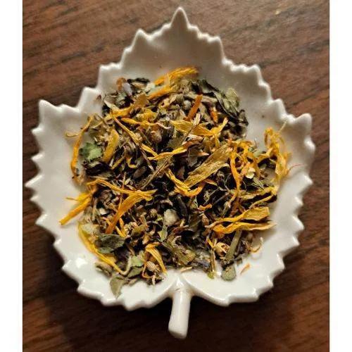 Calming Linden mix in a white ceramic bowl on a wooden surface